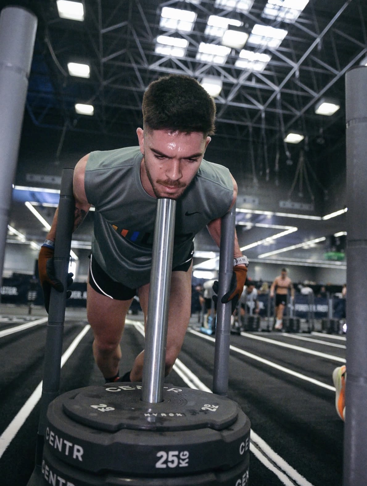Entrenamiento HYROX con sled push